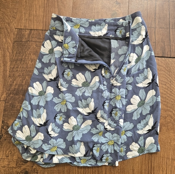 Loft Outlet Pleated Floral Shorts Size 6 - Picture 6 of 9